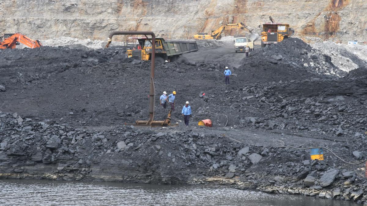 ₹1.95 lakh bonus each to 41,000 SCCL regular employees from 2024-25 profits; Singareni reported ₹6,394 crore profit after tax