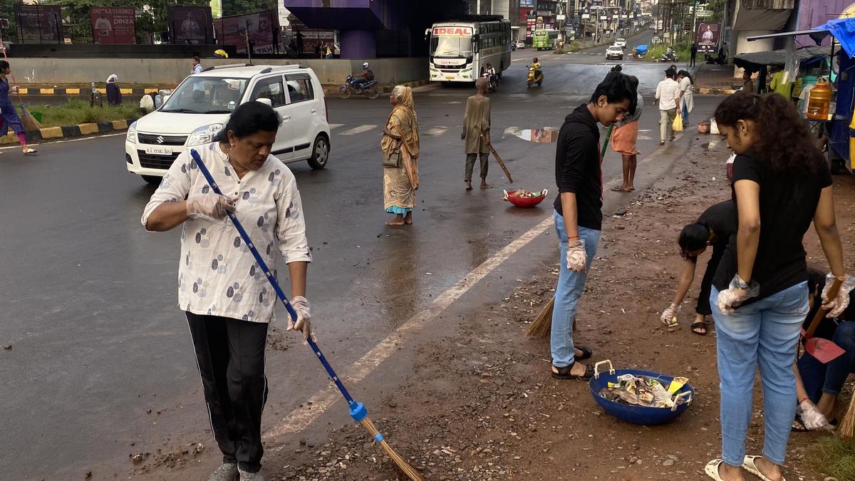 Over 50 illegal buntings and banners at Pumpwell Junction removed during cleanliness drive