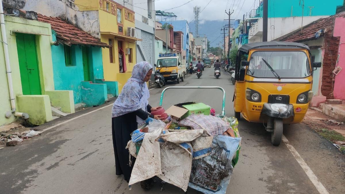 Councillor collects waste from houses after conservancy workers skip duty in Mettupalayam