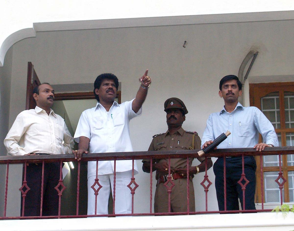 An eyewitness explaining to CB-CID officials how the suspect in the double murder case was nabbed at the scene of the crime. DIG G. Venkataraman (left) and SP A. Arun (right), are in the picture. File