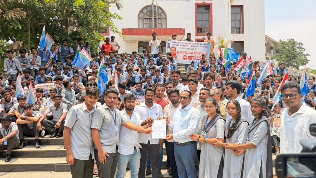 Members of National Students’ Union of India submitting a memorandum addressed to the President of India, to Deputy Commissioner Prabhulinga Kavalikatti, in Shivamogga on Thursday.