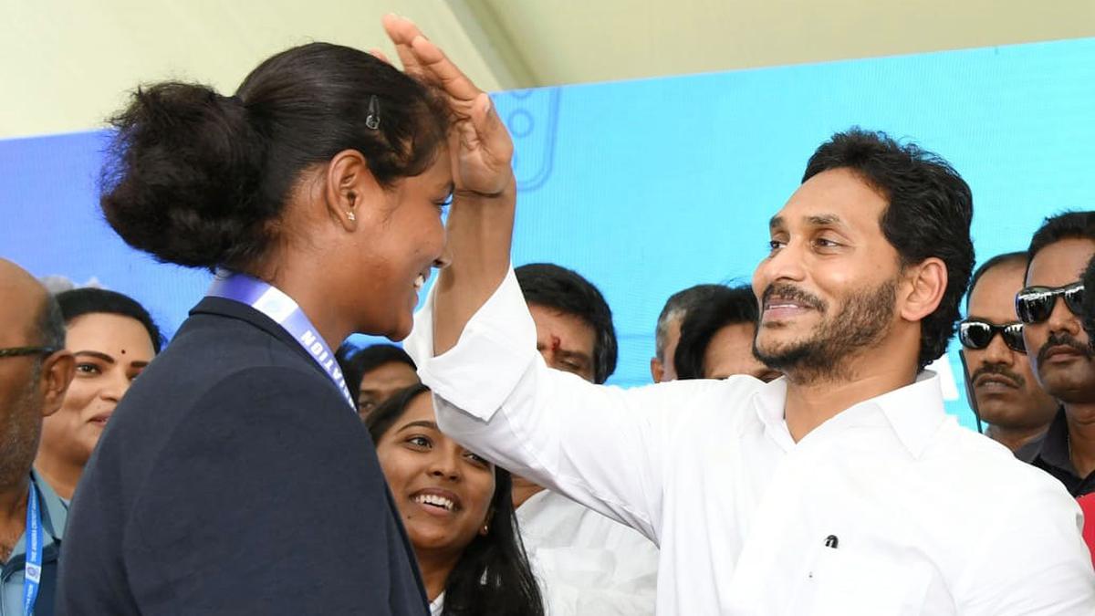 Jagan Mohan Reddy inaugurates slew of projects in whirlwind tour of Visakhapatnam