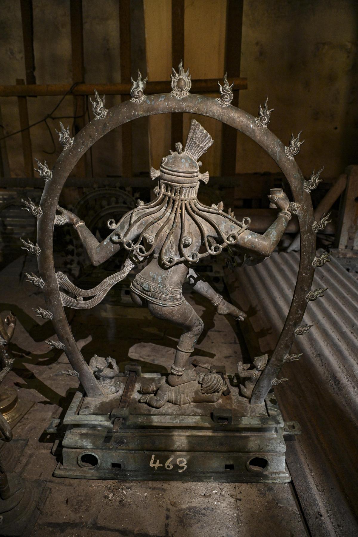 Normally, Nataraja’s jadamudi (matted) hair is designed as virisadai—flowing sideways. But in Keezhkattur, the Nataraja has a downward flowing matted hair