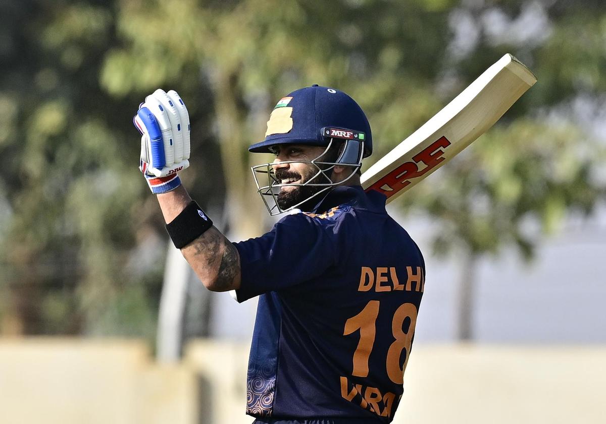 Virat Kohli setelah mencetak satu abad pada pertandingan kriket Vijay Hazare Trophy 2025-26 antara Andhra dan Delhi, di BCCI Center of Excellence (CoE), dekat Bengaluru pada 24 Desember 2025.