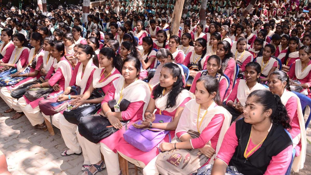 Karnataka State govt. decides to give cash prize instead of laptops to SSLC toppers