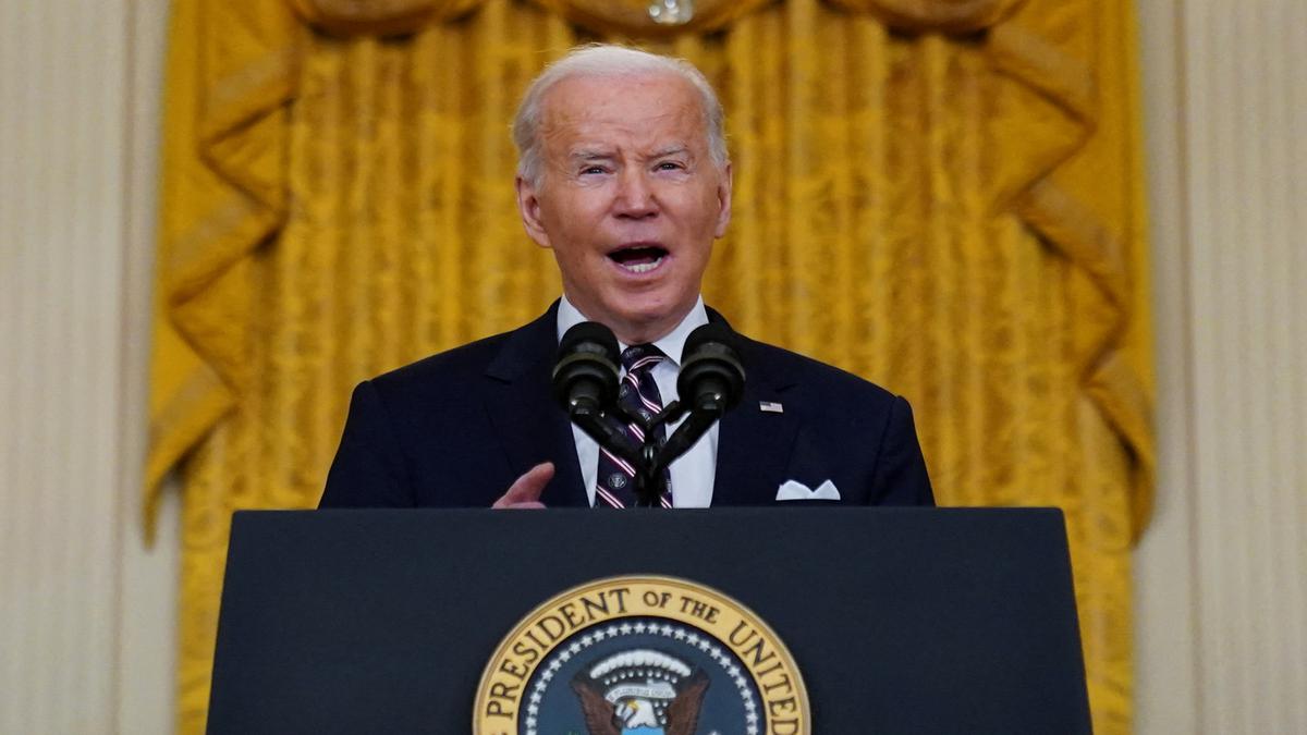 Biden announces sanctions against Russian oligarchs, banks