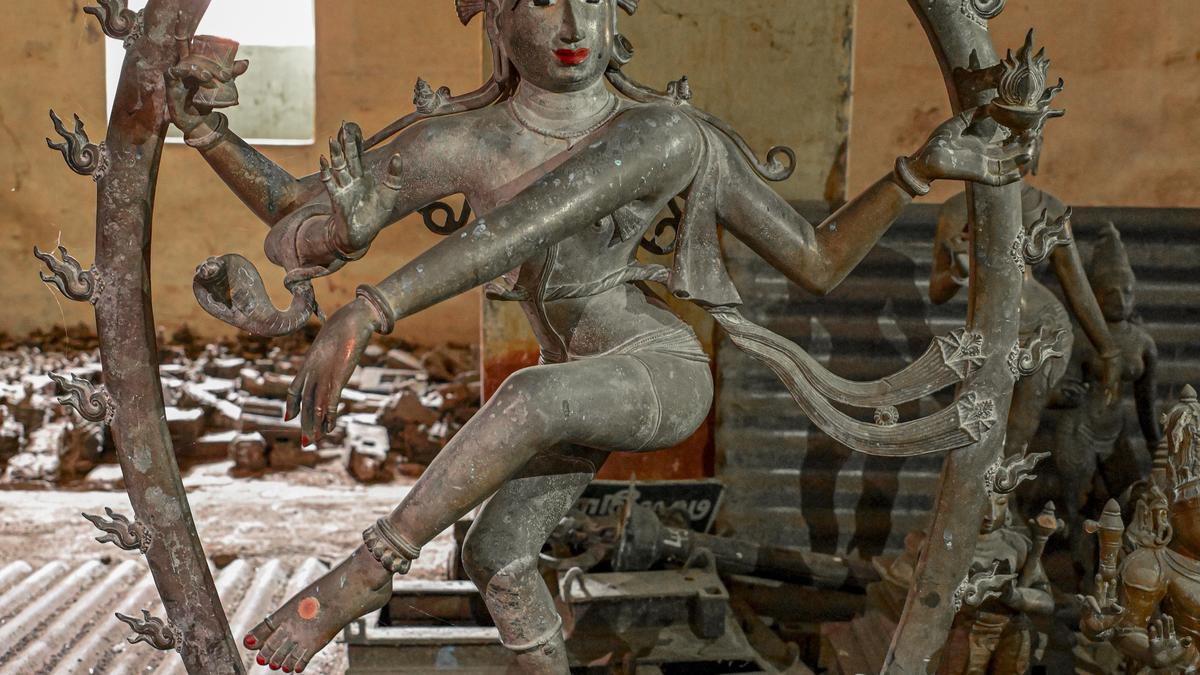 In Keezhkattur stands another extraordinary Chola-period Nataraja
