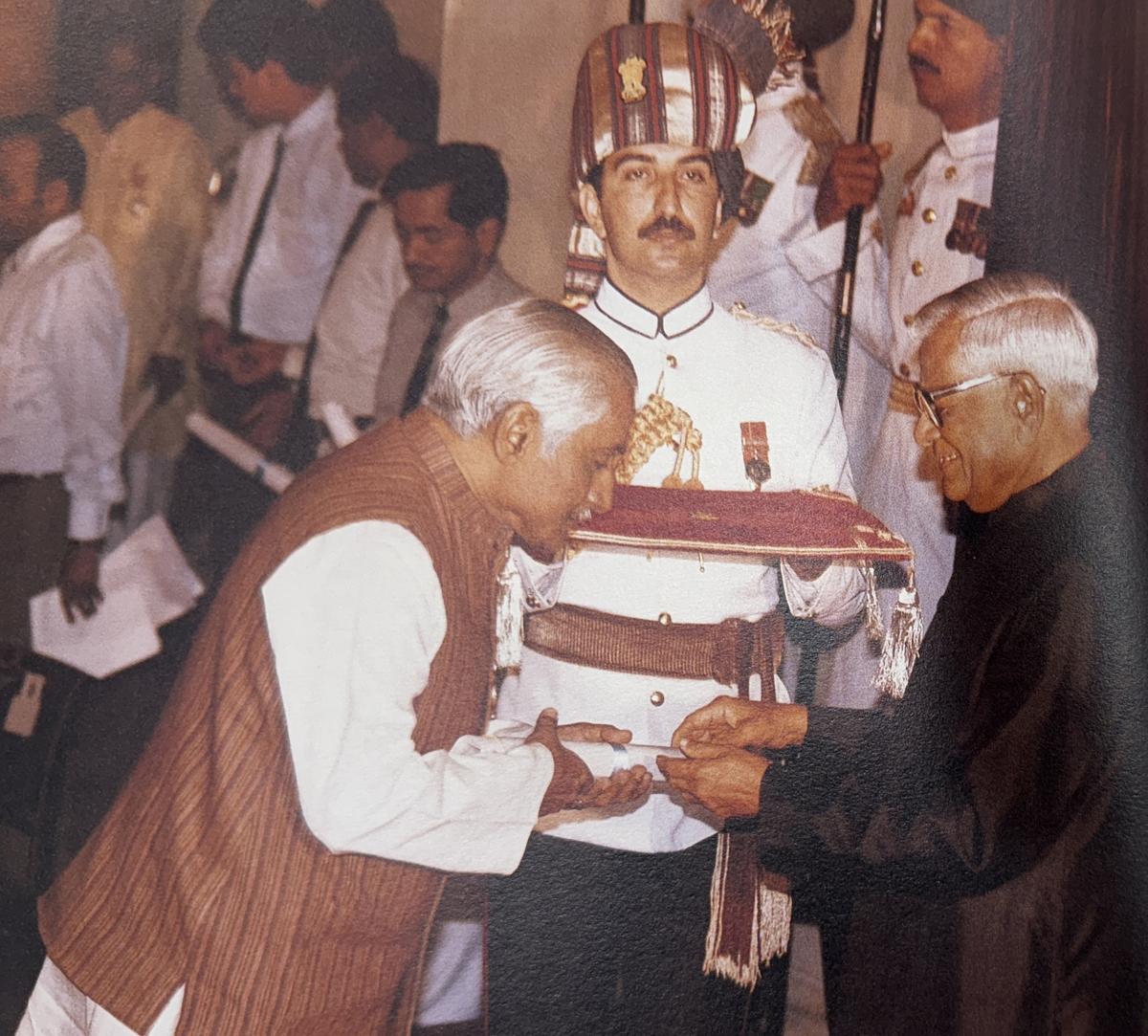 Jagdish Mittal receiving the Padma Shree Award from the President R. Venkataraman in 1990.