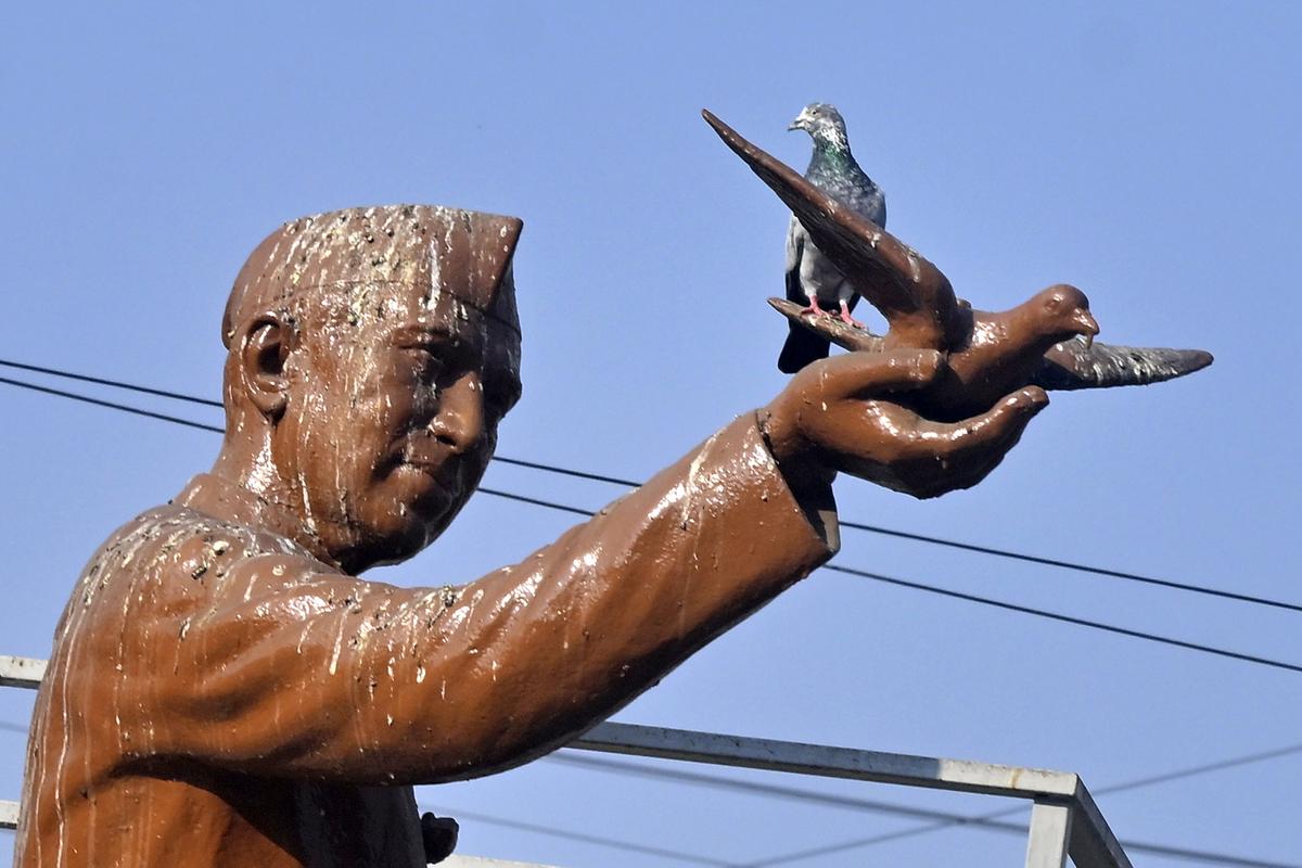 První indický premiér Pandit Jawaharlal Nehru - který byl známý svou láskou k holubům - se stal hnízdem pro holuby v Hyderabadu. Soubor První indický premiér Pandit Jawaharlal Nehru - který byl známý svou láskou k holubům - se stal hnízdem pro holuby v Hyderabadu. Soubor