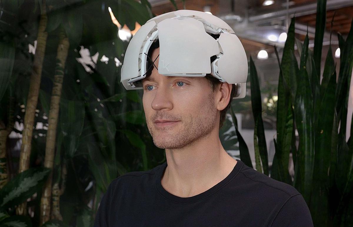 برایان جانسون، کارآفرین فناوری، کلاه ایمنی اسکن مغز به سر دارد.