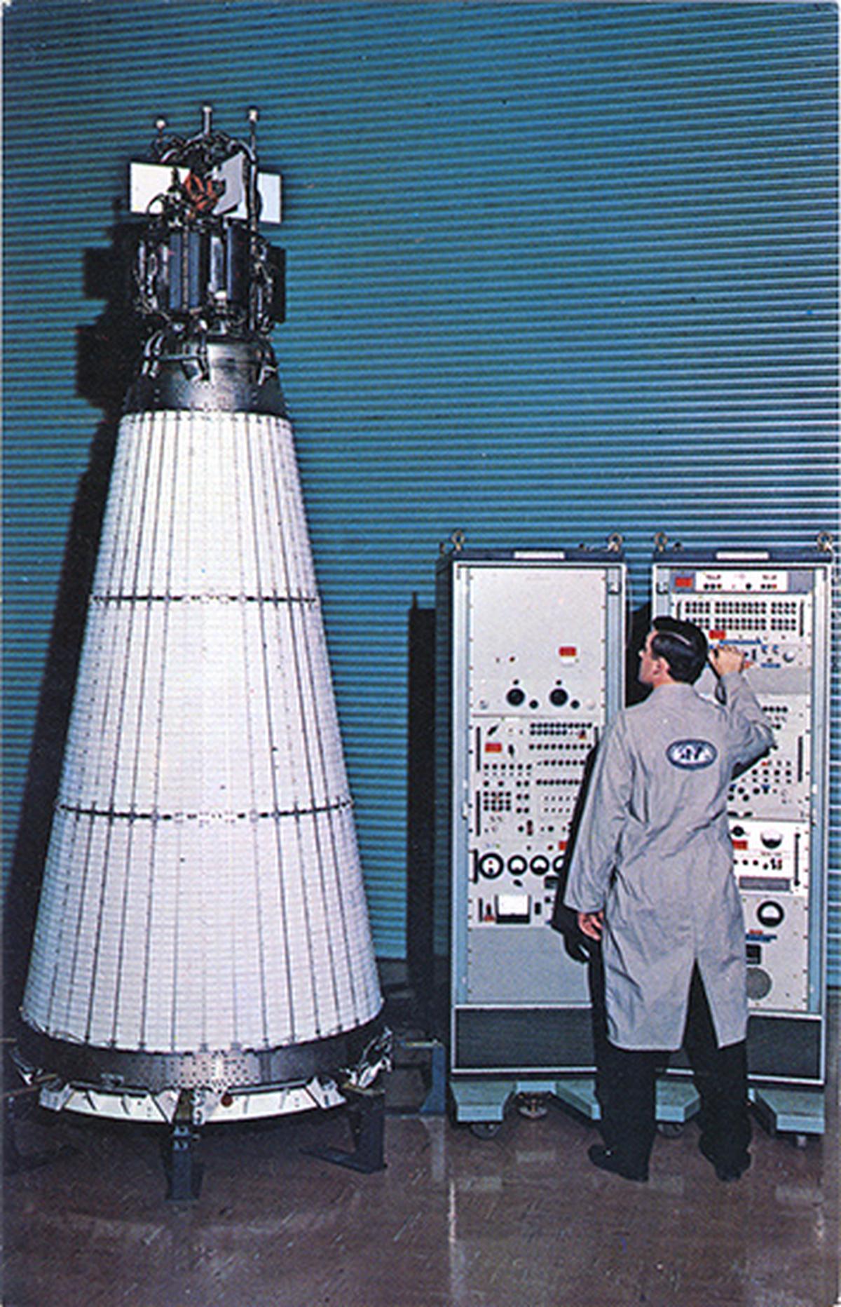 Verdens første atomreaktor til at operere i rummet, SNAP-10A, blev opsendt i kredsløb om Jorden den 3. april 1965.