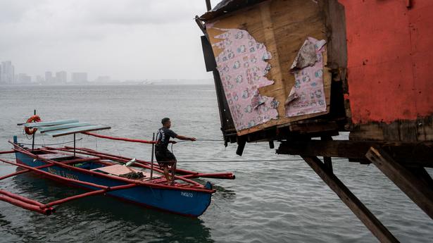 उत्तरी फिलीपींस में आया शक्तिशाली तूफान, हजारों लोगों को निकाला गया