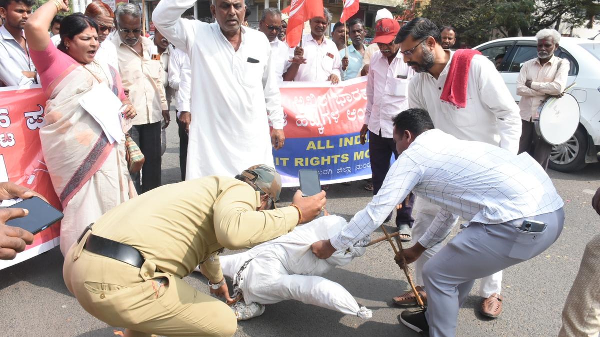 Attempt to burn effigy of Union govt. foiled in Kalaburagi