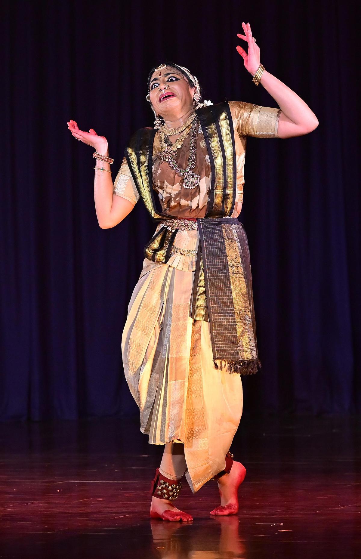 सौजन्या सुरेश ने हनुमान को चित्रित करने के लिए गर्दन के चारों ओर गहरे भूरे-काले रंग का पल्लू पहना था।