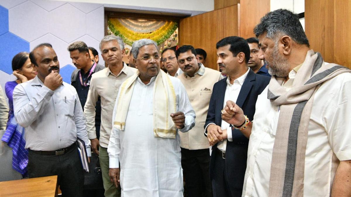 Keep middlemen outside the office, Karnataka Chief Minister tells KAS officers