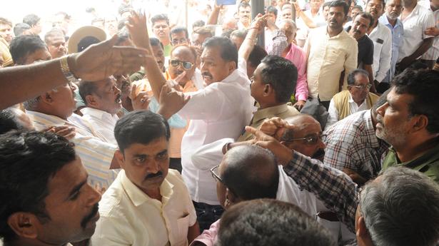 At consultation, leaders seek a new seer for Murugha Mutt