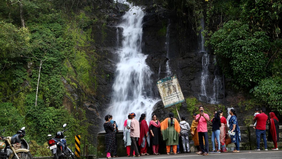 Enforcement RTO suggests ban on vehicle parking in the Valanganganam stretch