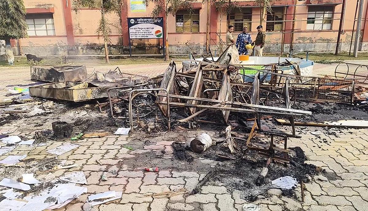 Uma multidão que protestava contra as audiências do SIR saqueou o Block Development Office (BDO) e atacou policiais em Chakulia, no norte de Dinajpur