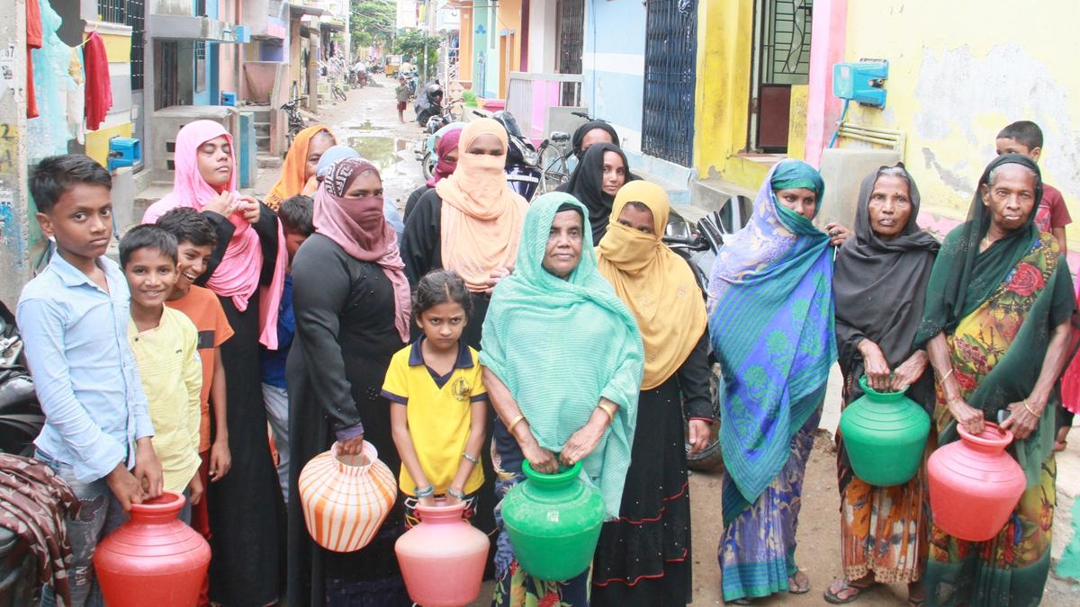 Residents  protest against supply of turbid water by  Tirunelveli Corporation