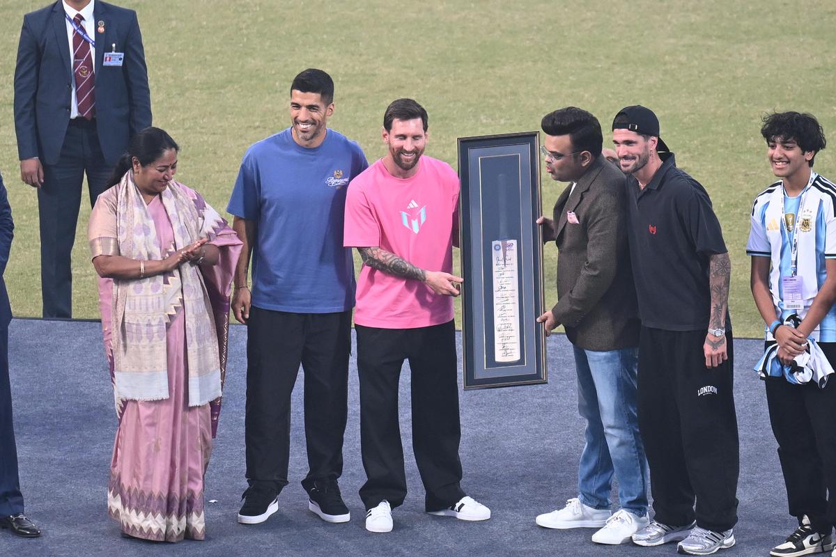Jay Shah presenting Messi with an autographed bat. Jay Shah presenting Messi with an autographed bat.