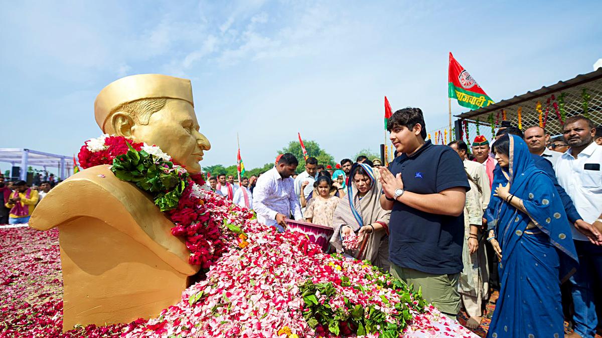 Political leaders pay tribute to Mulayam Singh Yadav on birth anniversary