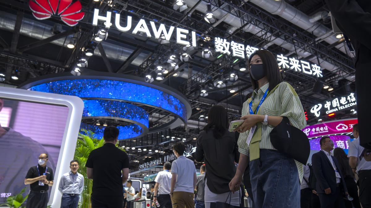 EU considers mandatory ban on using Huawei to build 5G