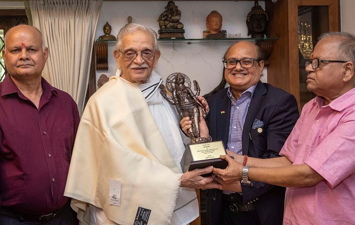 गुलज़ार को 22 मई, 2025 को मुंबई में अपने निवास पर 58 वें ज्ञानपिथ पुरस्कार के साथ प्रस्तुत किया गया था। गुलज़ार को 22 मई, 2025 को मुंबई में अपने निवास पर 58 वें ज्ञानपिथ पुरस्कार के साथ प्रस्तुत किया गया था।