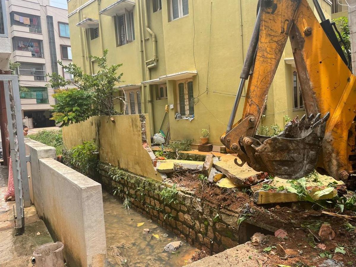 शनिवार को बेंगलुरु के वरथुर में तूफानी नालों के आसपास के अतिक्रमण को हटाते हुए बीबीएमपी के जवान।