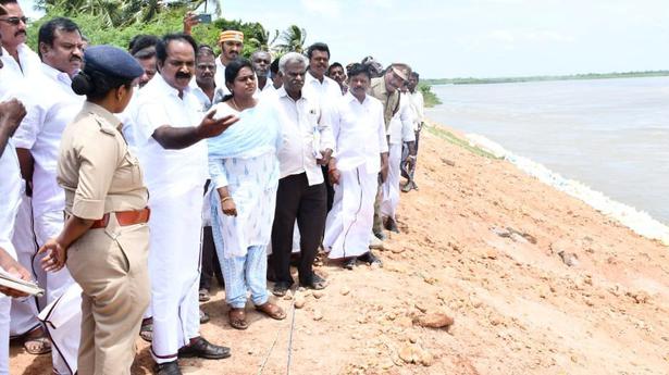 Delta districts on high alert even as discharge from Mettur dips