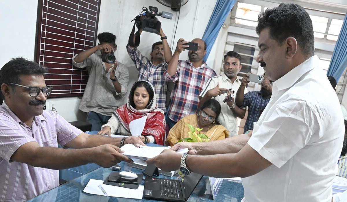 बेपोर से यूडीएफ समर्थित निर्दलीय उम्मीदवार पीवी अनवर 23 मार्च को कोझिकोड में अपना नामांकन पत्र दाखिल कर रहे हैं।