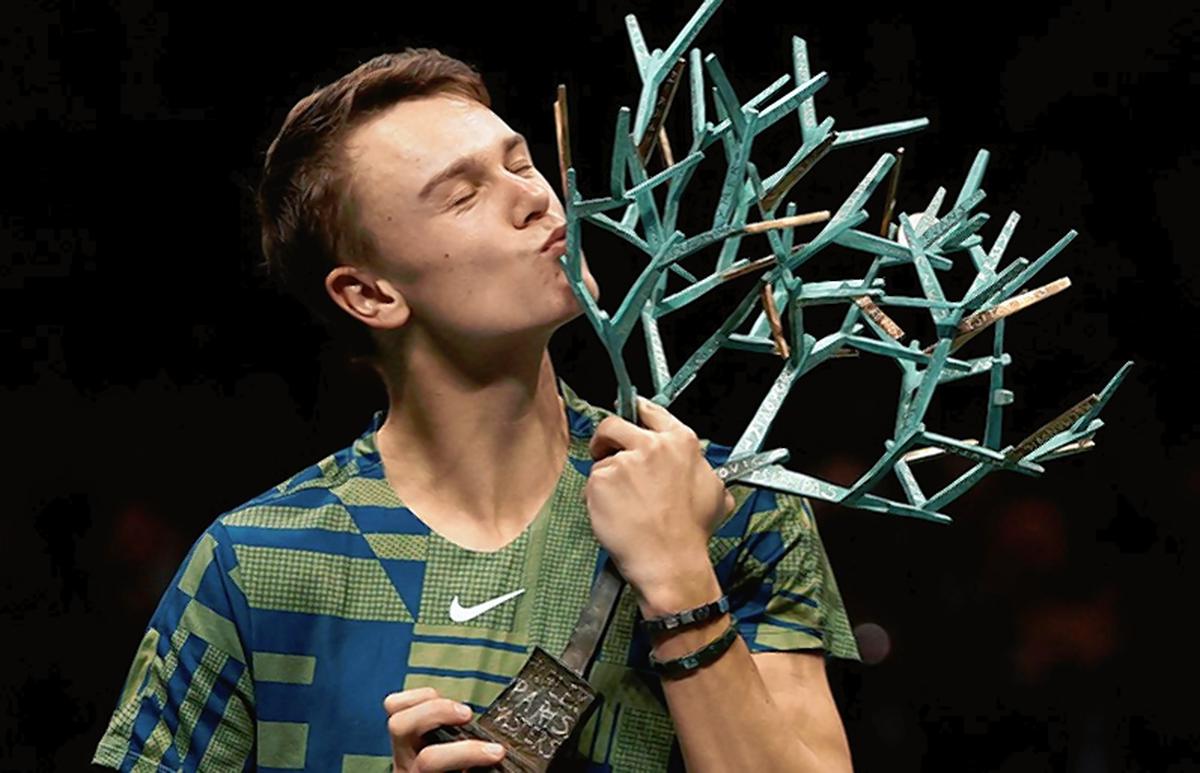 L’adolescent danois Rune étourdit Djokovic pour remporter le Masters de Paris