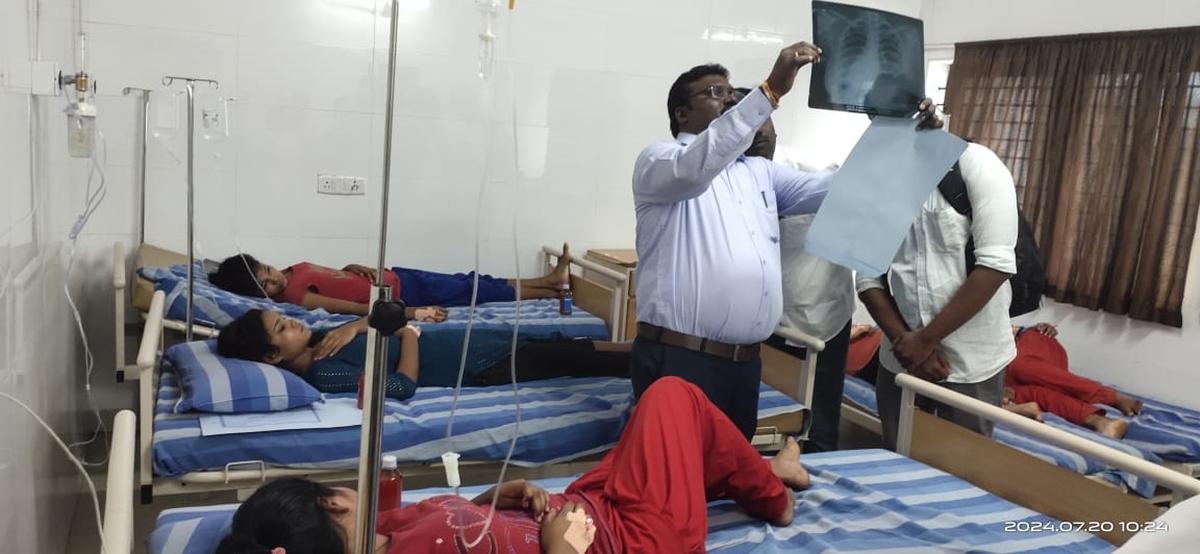 स्वास्थ्य विभाग के अधिकारी शनिवार को थूथुकुडी में एक समुद्री खाद्य इकाई से अमोनिया गैस रिसाव के बाद निजी अस्पतालों में इलाज करा रहे लोगों की स्वास्थ्य स्थिति की जांच कर रहे हैं। 