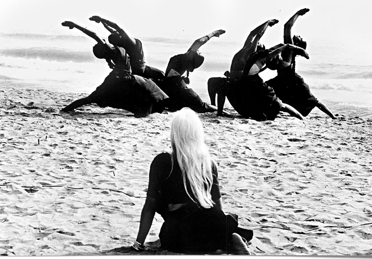 Chandralekha watching her dancers do ‘Namaskar’ on the beach, 1992