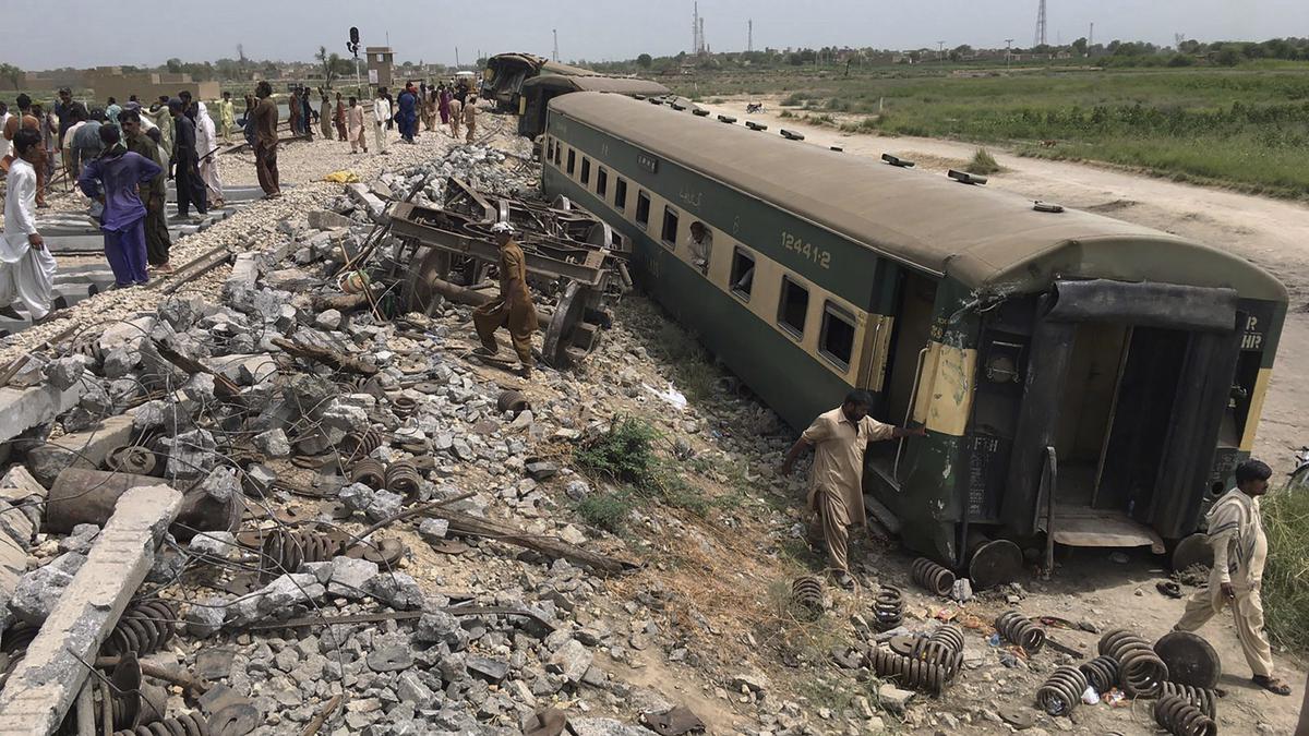 Rail workers suspended after deadly Pakistan train crash
