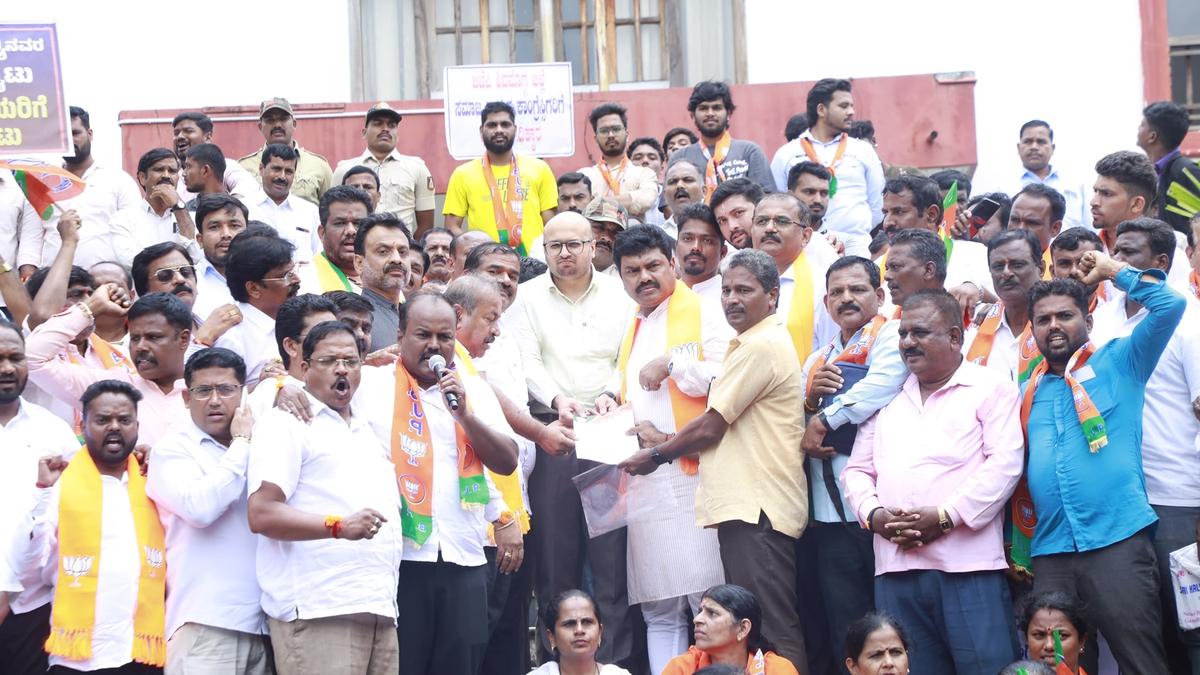BJP stages protest in Shivamogga, demands CM’s resignation