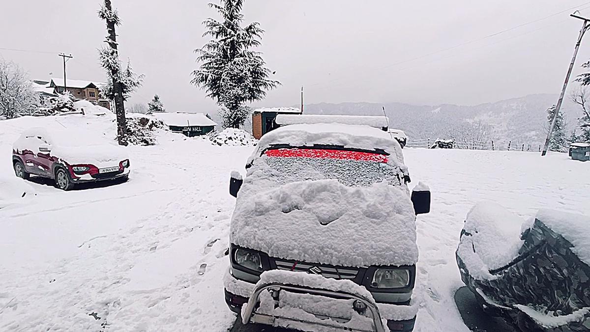 Fresh snowfall in Kashmir | Srinagar-Jammu national highway closed, flights affected