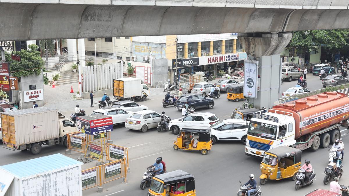 An ‘endless turn’ at 100 Feet Road in Vadapalani - The Hindu