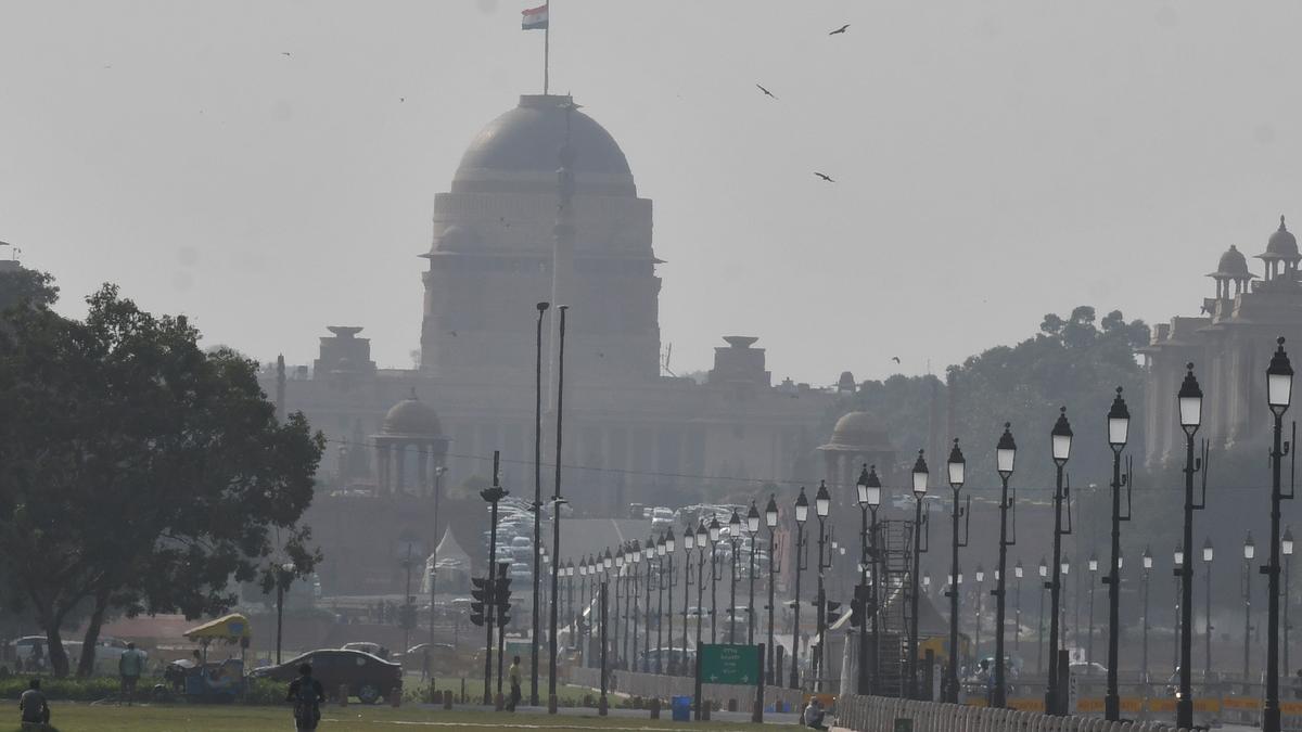 Delhi records minimum temperature of 17.3 deg C, AQI in 'moderate' zone
