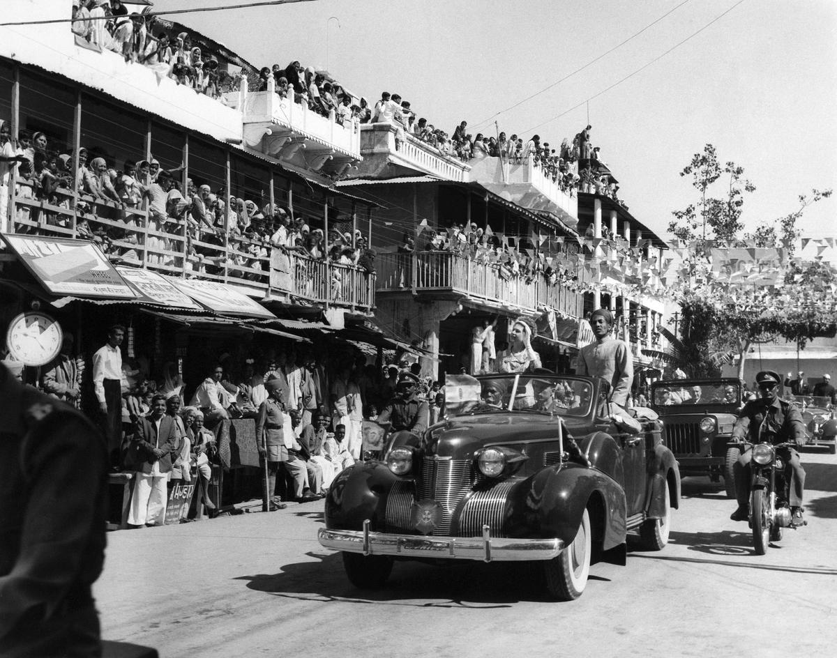 The Queen’s cavalcade passing through the lanes of Udaipur, January 1961.