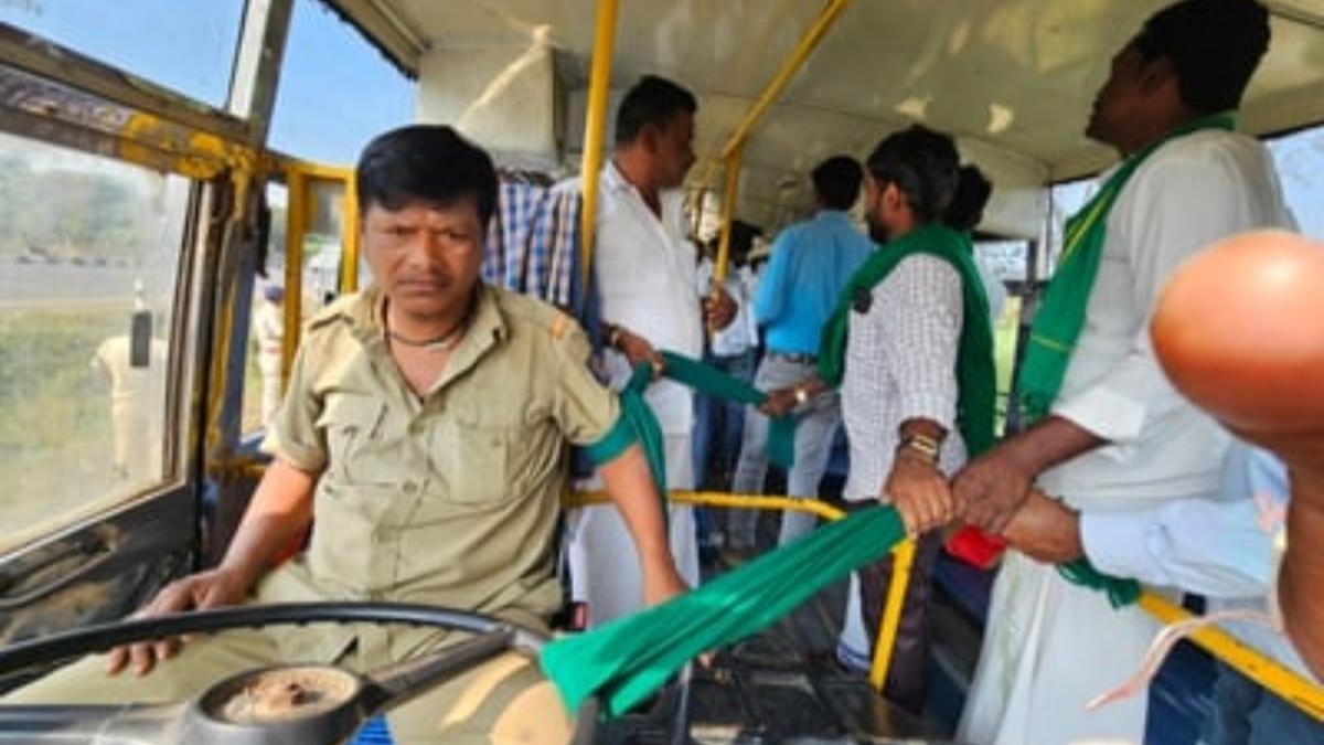 Farmers stop buses forcefully, tie up drivers’ hands and steering wheel