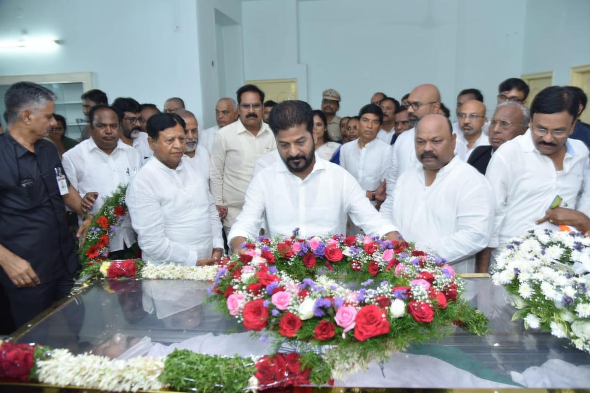 CM Revanth paying tributes to D. Srinivas in Nizamabad.