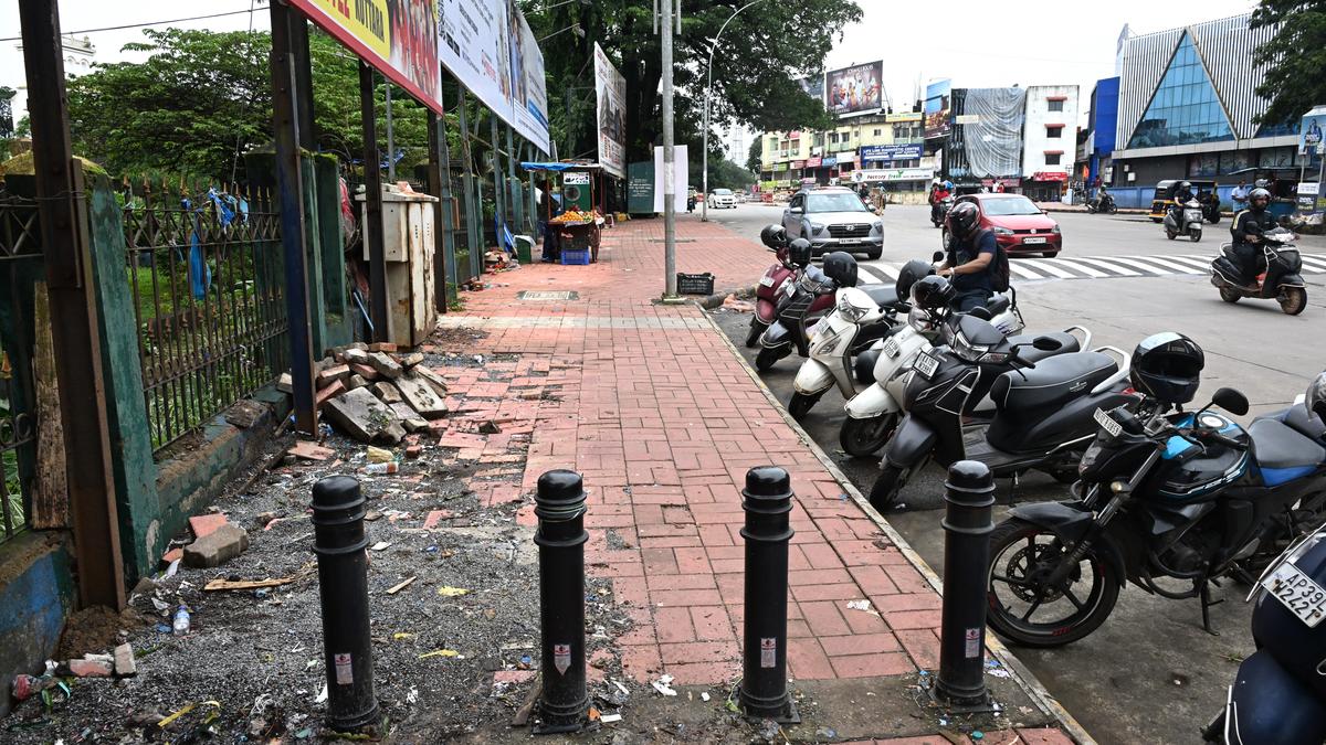 Motorists and pedestrians breathe a sigh of relief as MCC clears pavements of street vendors at Narayana Guru-Mannagudde, Fr. Muller roads