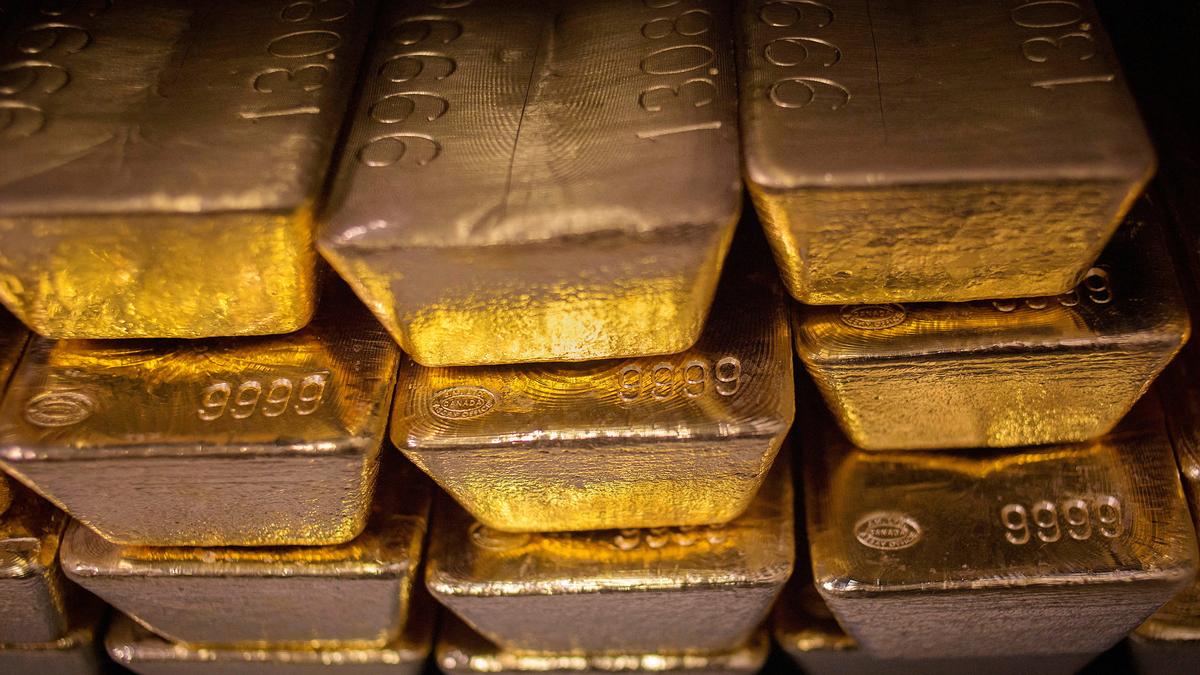 RBI permits banks to grant working capital loans to manufacturers using gold as raw material