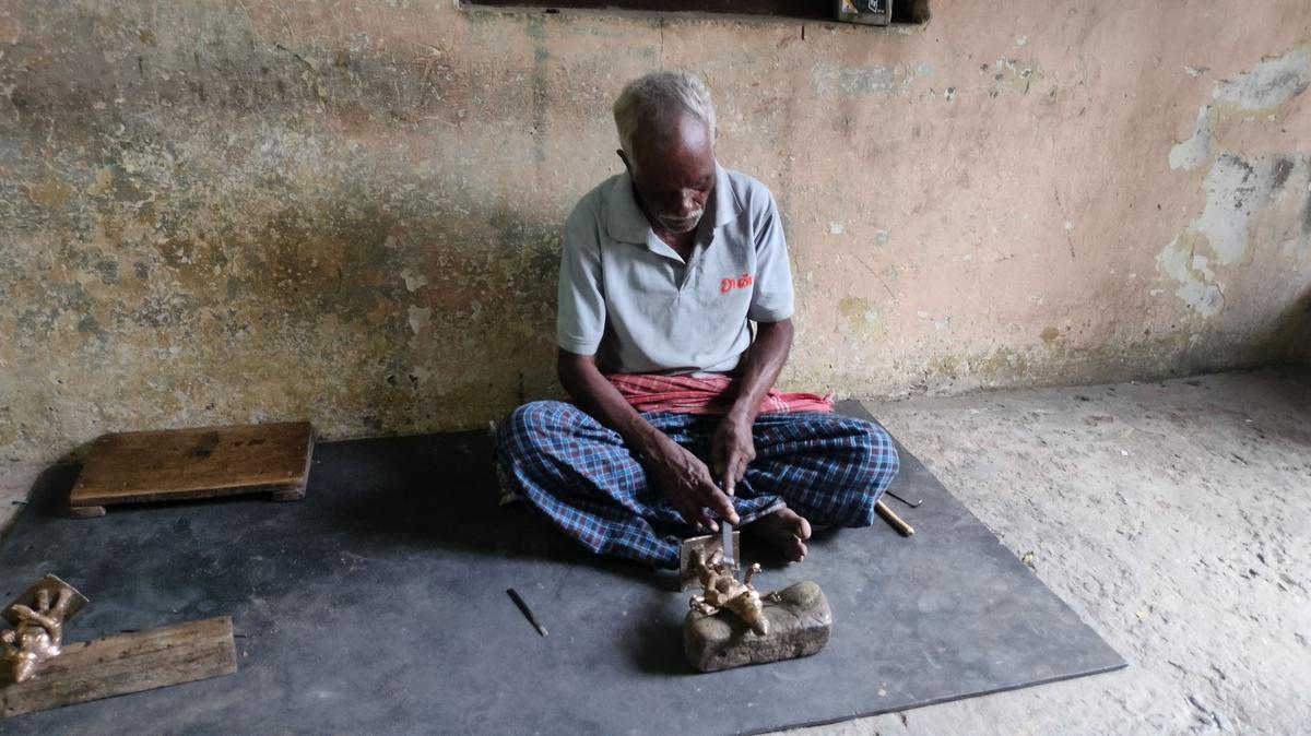 Currently there are 400 families in the village that practice this craft Currently there are 400 families in the village that practice this craft