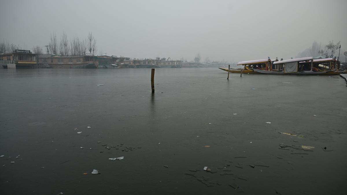 Kashmir shivers ahead of 'Chillai-Kalan', Srinagar records coldest night of season