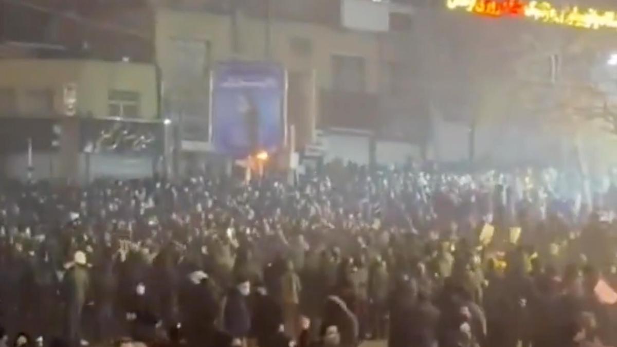 Fresh protests in Iran as internet blackout persists