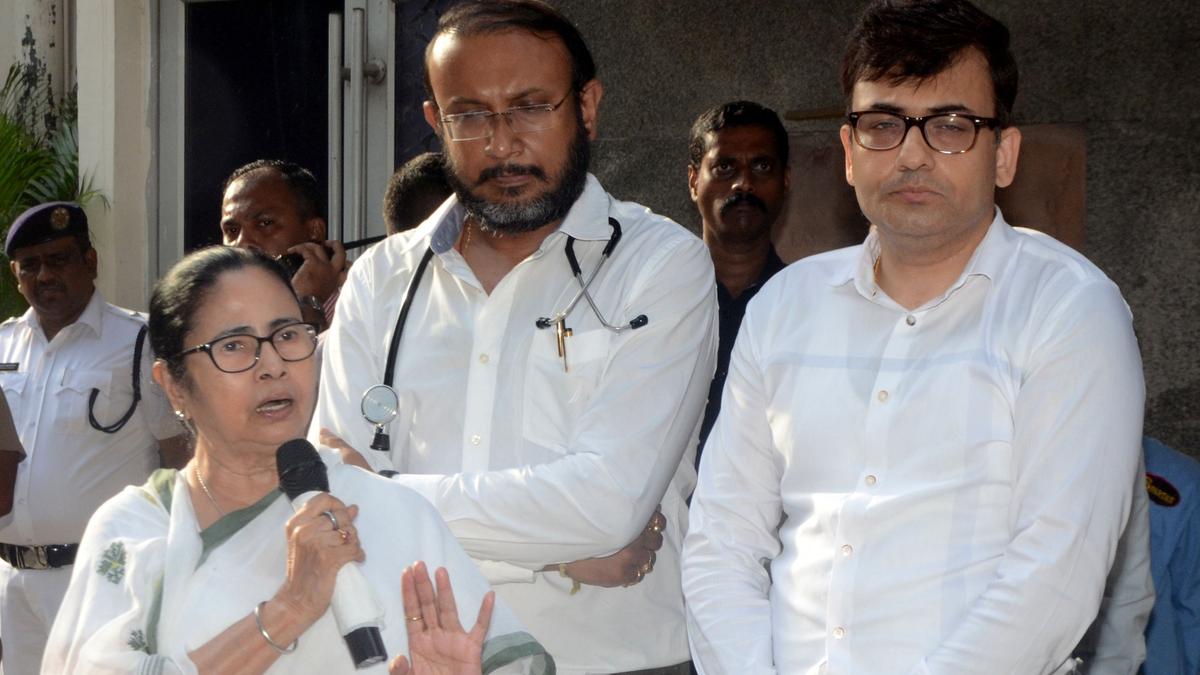  Buddhadeb weaned off invasive ventilation, Mamata pays a visit
