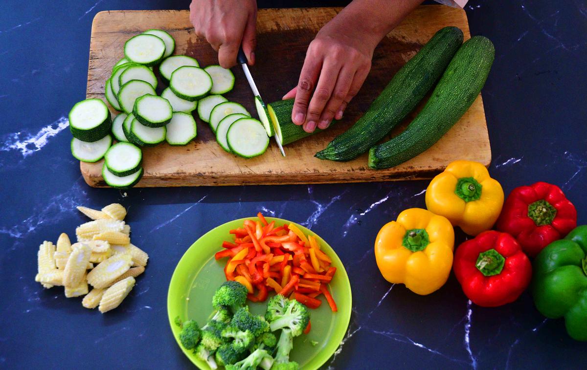 A Grade Tamil Nadu Green English Cucumber, Loose