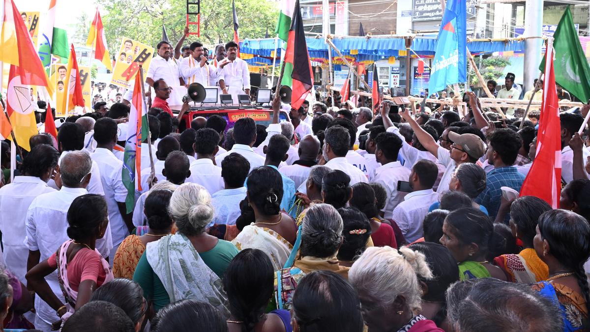 IUML candidate Nawaz Kani begins campaign after darshan at Sri Ramanathaswamy Temple