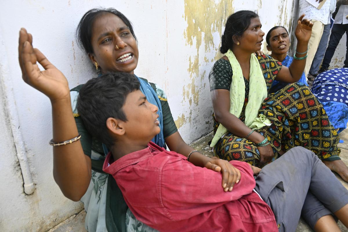 Familiares de Hanumanthu en el Centro de Salud Comunitario de Chevella (CHC), que murió en el accidente de tráfico en la carretera Mirjaguda-Khanapur, cerca de Chevella.